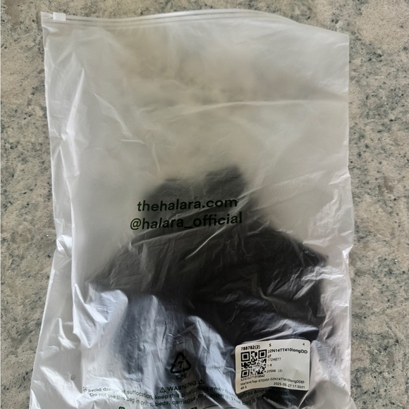 HALARA SoftlyZero Plush Cut out yoga tank top D-F cups - Picture 5 of 7